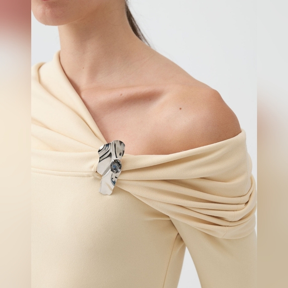 Elegant Cream Off-Shoulder Dress - Picture 4 of 12